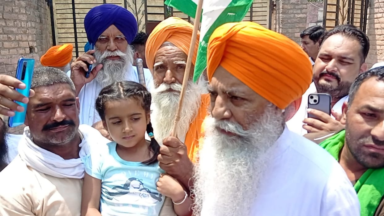 Gurnam Singh Chadhuni reached Ambala after being released from police custody