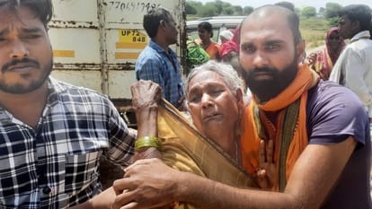 Death of four including couple and their son-daughter in a road accident, chaos, cremation done together