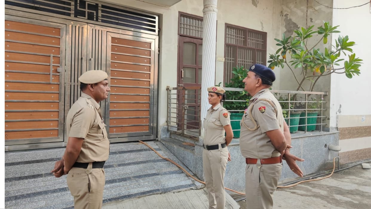 Police kept sitting outside the houses, farmers reached Delhi after down stairs from neighbors roof