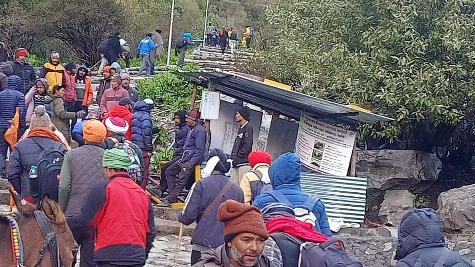 Iceberg came on Hemkund Sahib Yatra route Atlakoti Yatra started after two hours Uttarakhand news in hindi