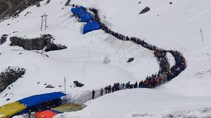 Hemkund Sahib Yatra 2023 Pilgrims crown after weather clear crossing the way between iceberg