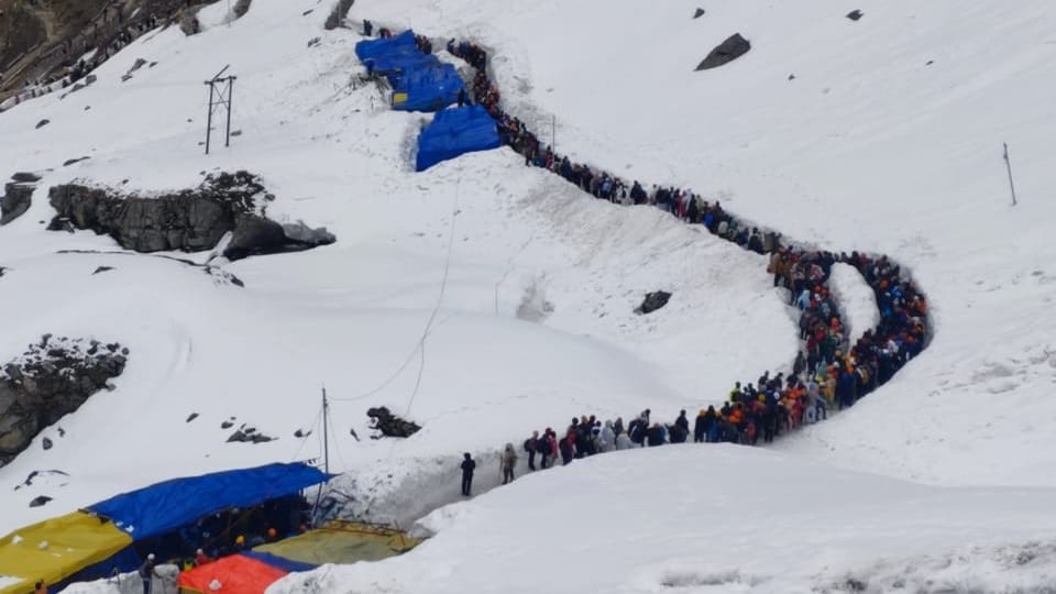 Iceberg came on Hemkund Sahib Yatra route Atlakoti Yatra started after two hours Uttarakhand news in hindi