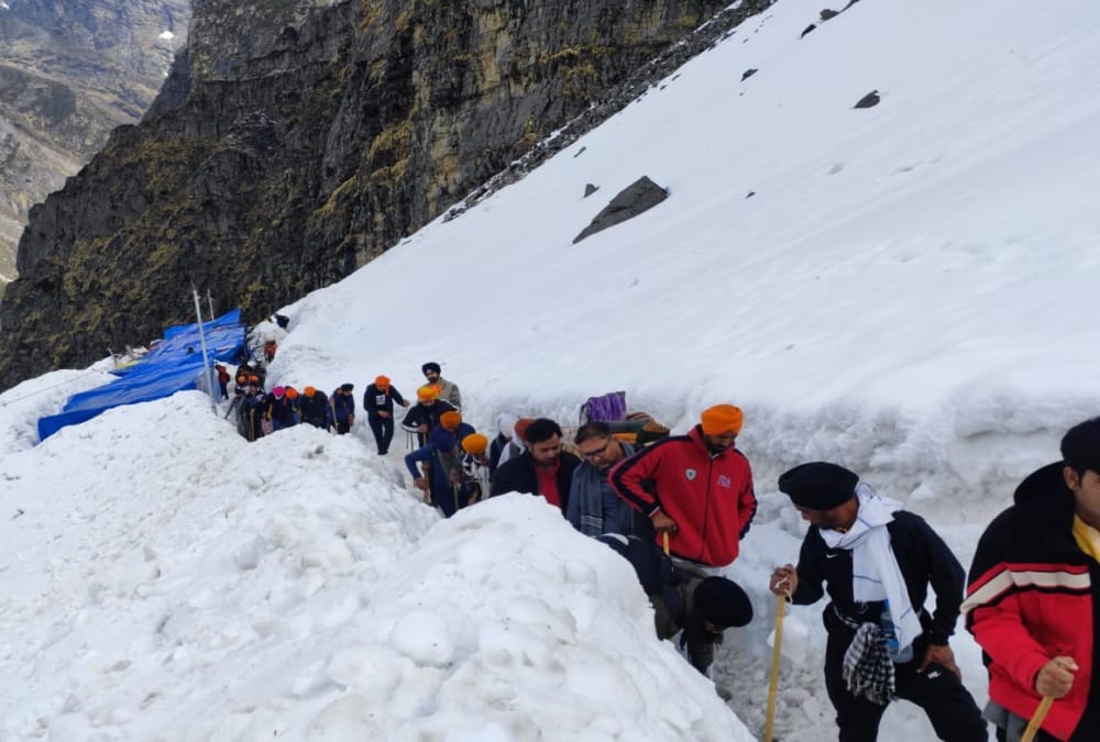 Iceberg came on Hemkund Sahib Yatra route Atlakoti Yatra started after two hours Uttarakhand news in hindi