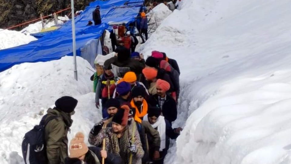 Iceberg came on Hemkund Sahib Yatra route Atlakoti Yatra started after two hours Uttarakhand news in hindi