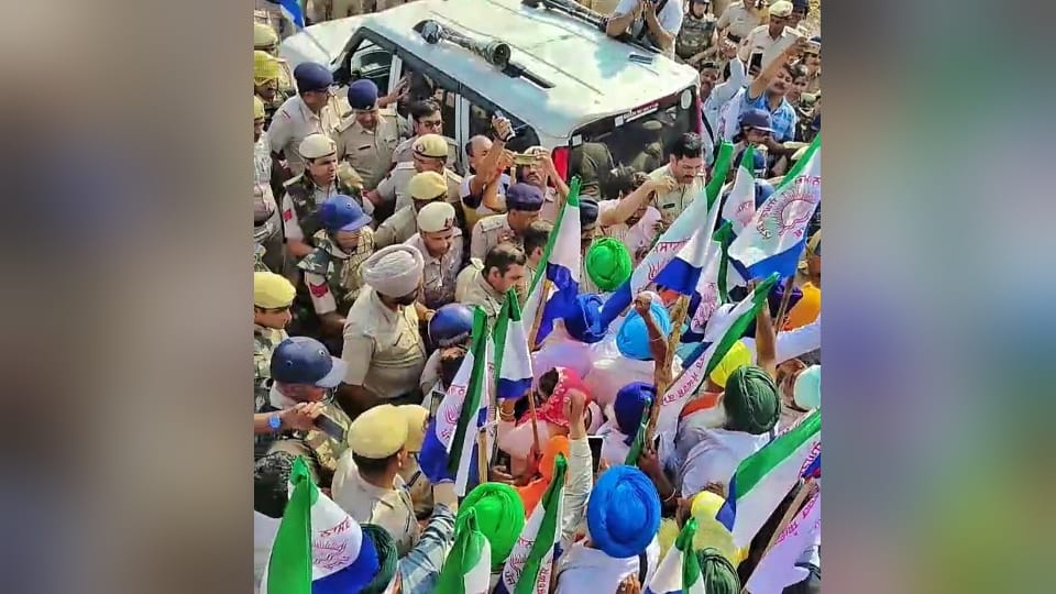 Mahila Panchayat in Delhi, security tightens on Haryana Borders to stop farmers all update