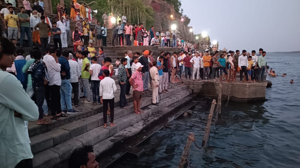 Indore's youth went for a walk with friends, drowned in Narmada river during bath.