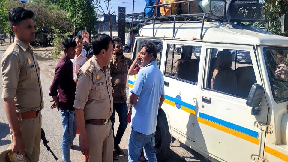 Police run campaign against illegal stands and vehicles in Bareilly