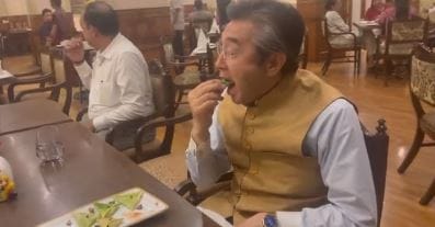 Varanasi: Japanese Ambassador tasted Golgappa in Varanasi, tweeted and wrote- 'Wah Banarasi Paan'