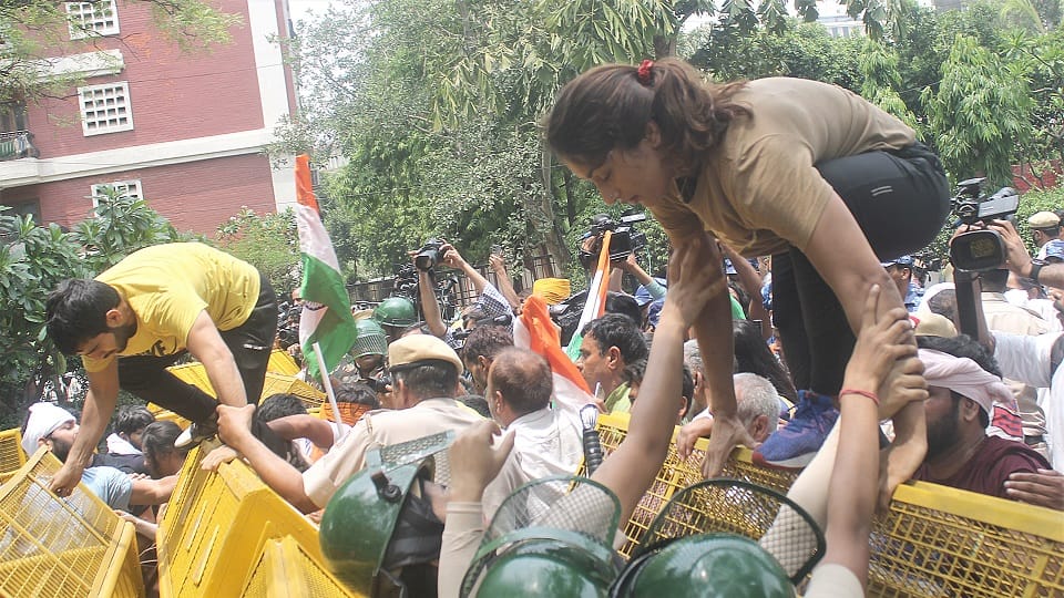 Wrestlers Protest FIR named on 12 people including Sakshi Vinesh and Bajrang