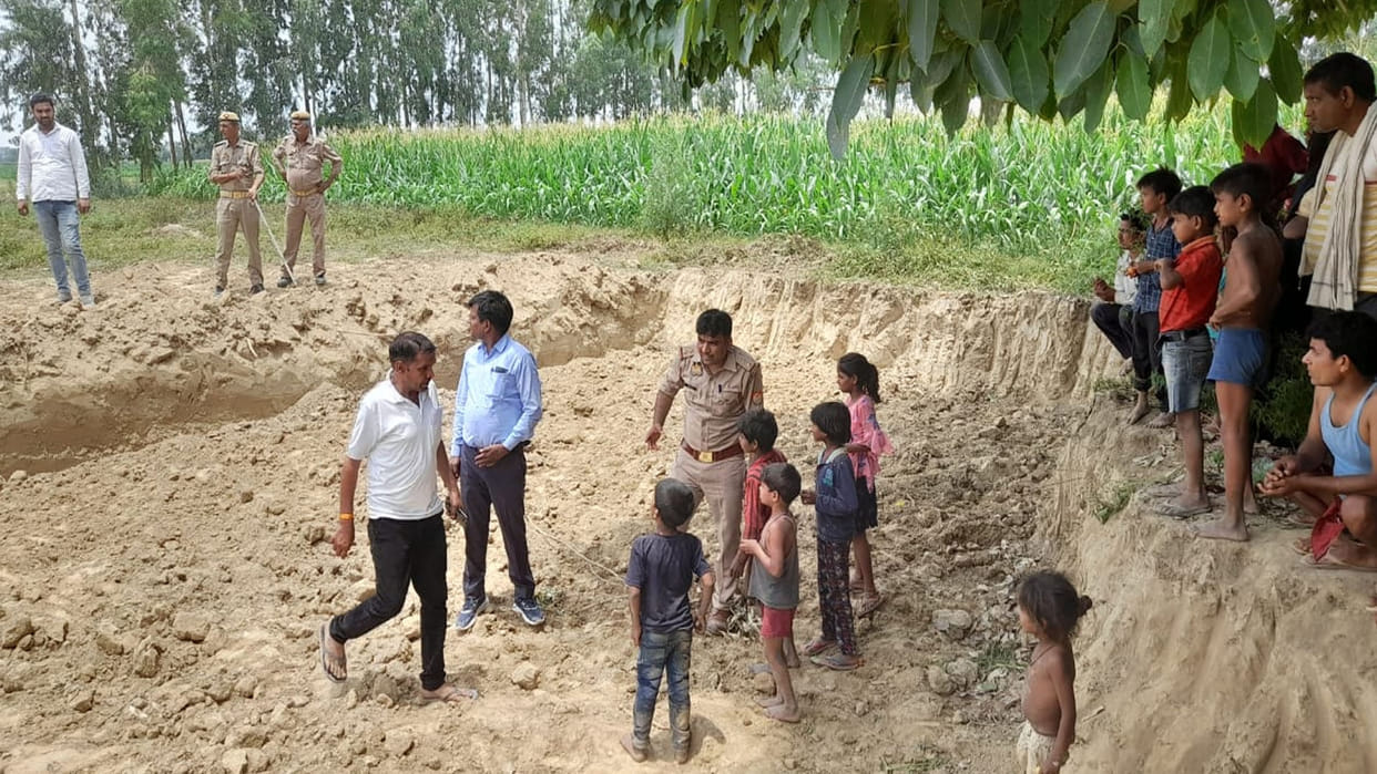 Farrukhabad: Rumor of getting a pitcher full of jewelry in digging