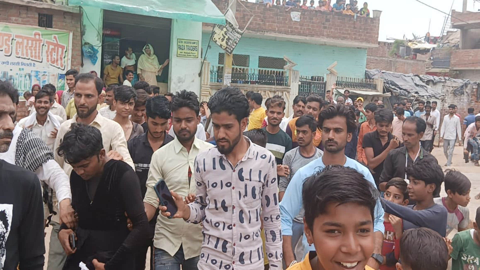 युवक को पकड़कर ले जाती भीड़