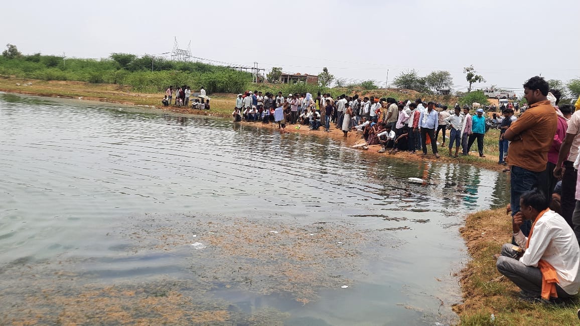 Cousin drowned while taking a bath in the pond, one was rescued and the divers are looking for the other