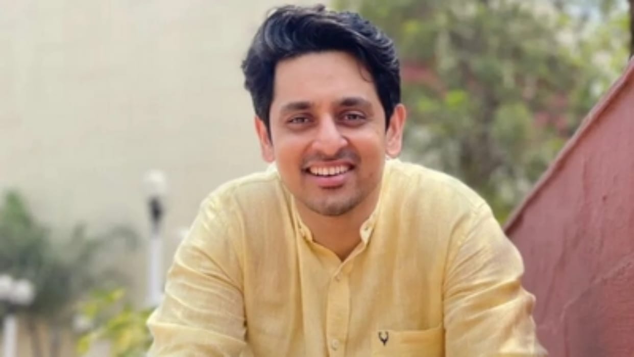 Bengali actor Mainak Banerjee Harassed at kolkata airport claims policeman misbehaved with his wife