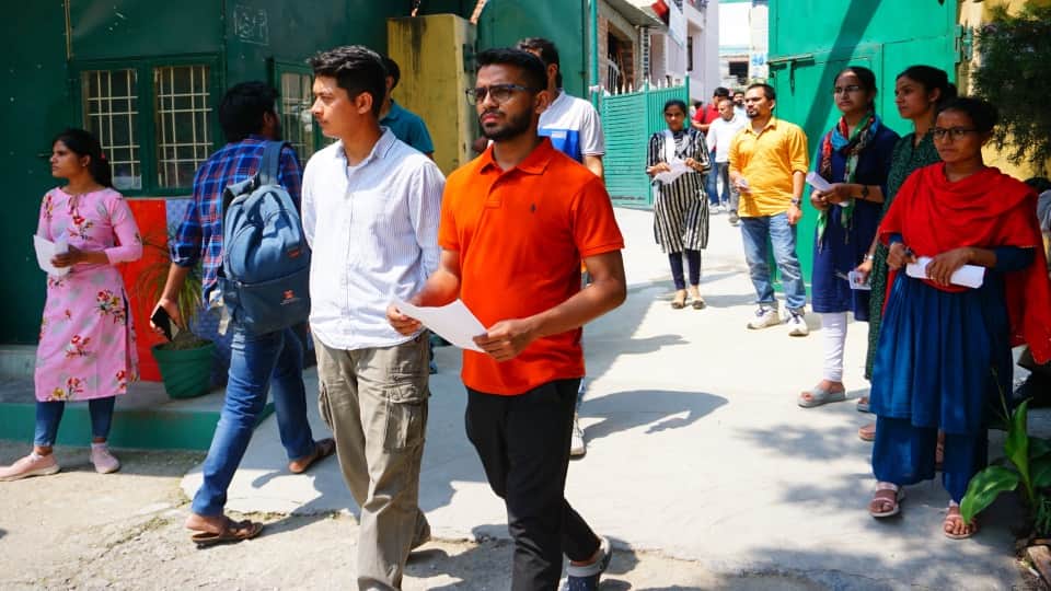 परीक्षा देकर बाहर आते अभ्यर्थी