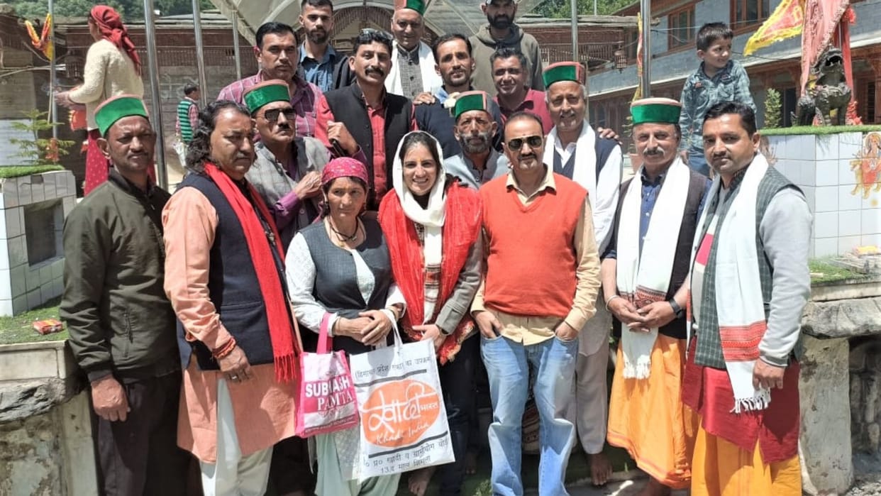 cricketer renuka singh thakur pay obeisance Hatkoti Temple in Rohru Shimla