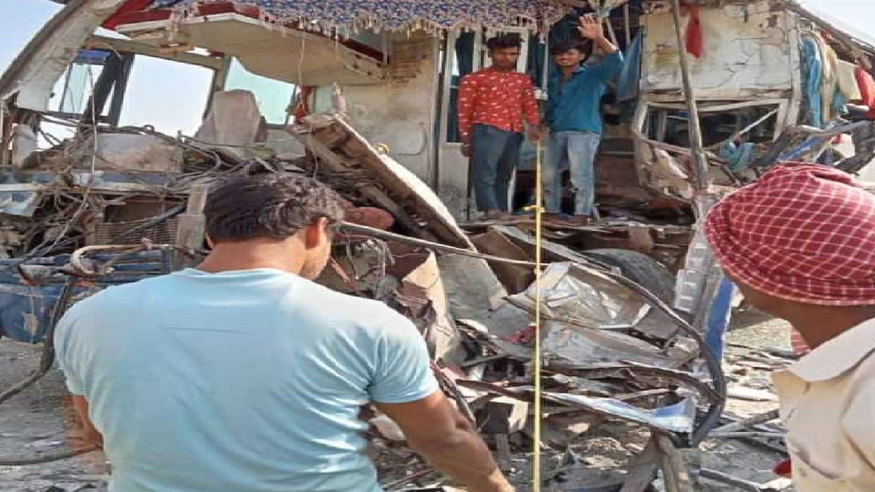 one died and 6 people injured in road accident at Raipur CG