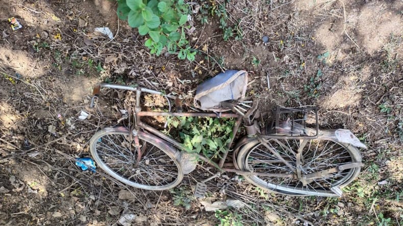 टक्कर से क्षतिग्रस्त साइकिल।