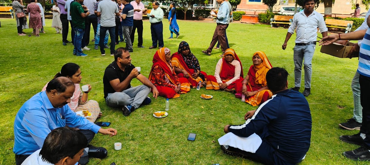 Mayor collector sweeps in Indore, has breakfast sitting on the ground with cleaners