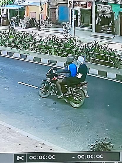 Asked the address from the woman sitting at the shop, then snatched her neck chain, incident a few steps away
