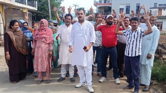 Udhampur liquor shop opened, people protested against the administration