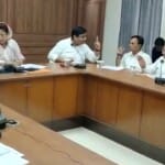 गोविंद सिंह डोटासरा और राजेंद्र पारीक दोनों एक दूसरे पर अंगुलियां उठाते हुए।