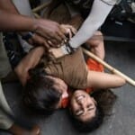 पहलवानों को हिरासत में लेती पुलिस