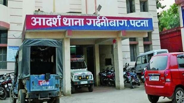 Bihar पटना में चल रहा था सेक्स रैकेट पुलिस ने महिला सरगना को इन सामानों के साथ पकड़ा Bihar