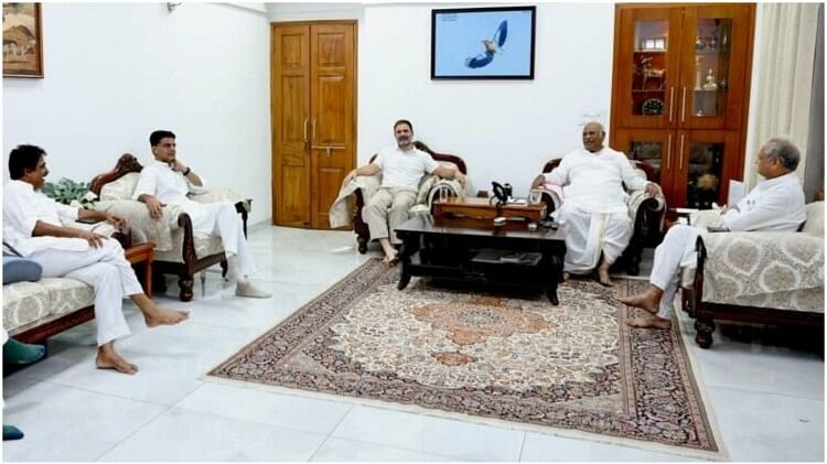 Rajasthan: राजस्थान में अशोक गहलोत और सचिन पायलट के बीच सुलह, एकजुट होकर चुनाव लड़ने का किया फैसला