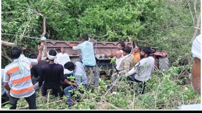 Rajasthan: झुंझुनूं में आठ लोगों की मौत, 50 से ज्यादा घायल, 80 फीट गहरी खाई में गिरी ट्रैक्टर ट्रॉली Eight people died and 50 injured in Jhunjhunu tractor trolley fell in 80 feet deep ditch road accident