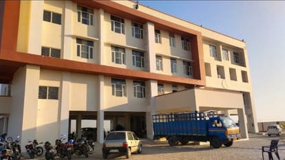 Agra:पिता की संपत्ति हड़पने के लिए साजिश, इलाज के बहाने ले गया तहसील; धोखे से कराया बैनामा Conspiracy to grab father property taken to Tehsil on the pretext of treatment deed by fraud