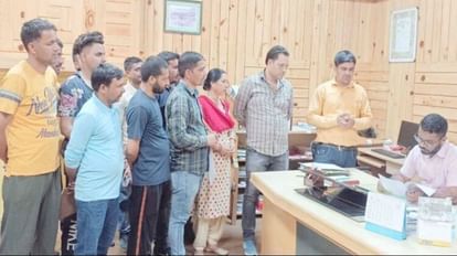 Himachal: स्कूलों का दर्जा घटाने पर विरोध में उतरे अभिभावक, सरकार के खिलाफ प्रदर्शन की चेतावनी Parents protest against d'notify of schools, warning of protest against the govt