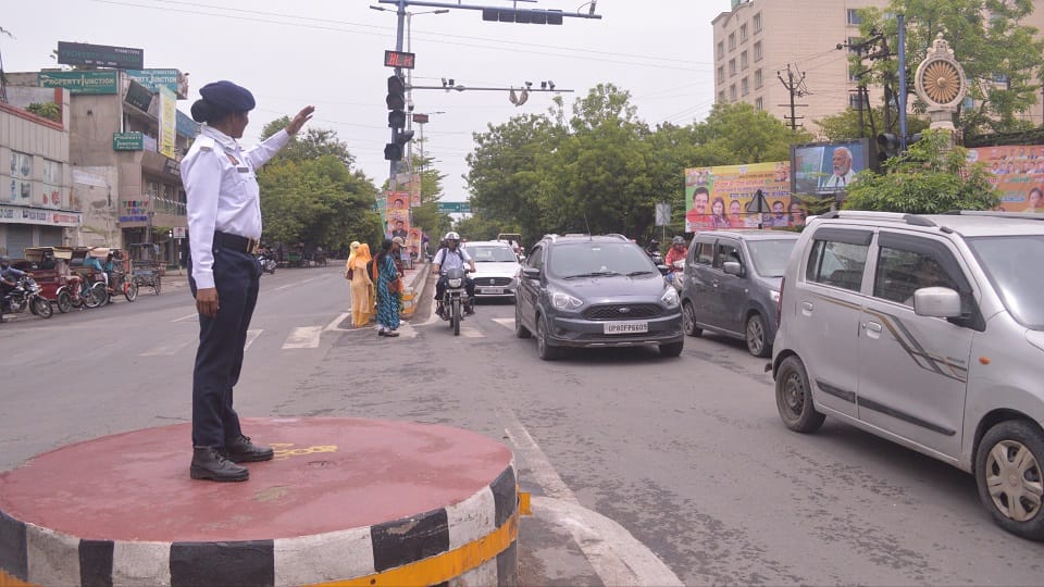 Women policemen took command of traffic in agra