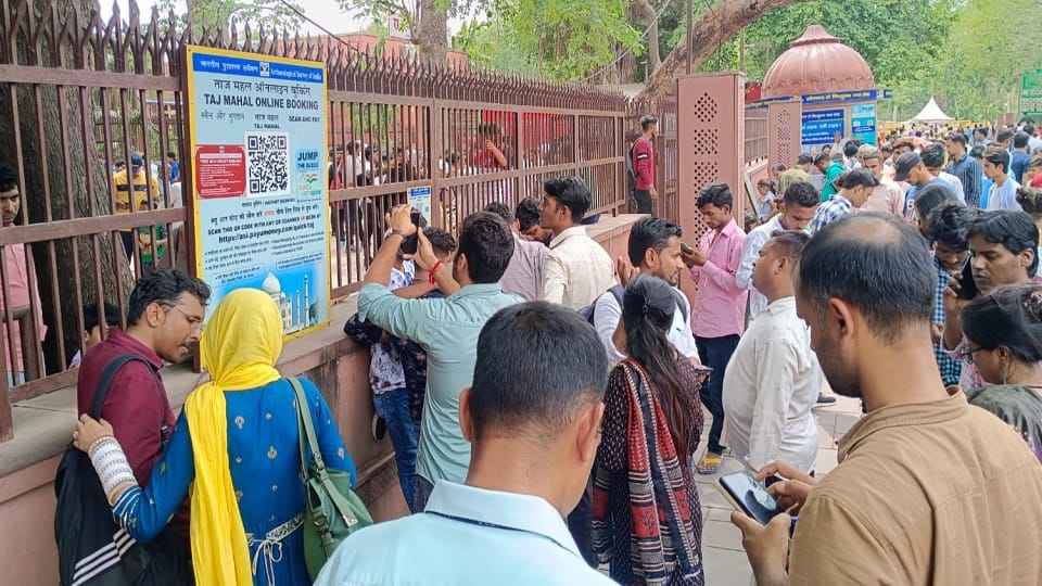 Amazing craze on Taj scammers and brokers earned a lot ticket of 50 rupees was sold for 100 agra