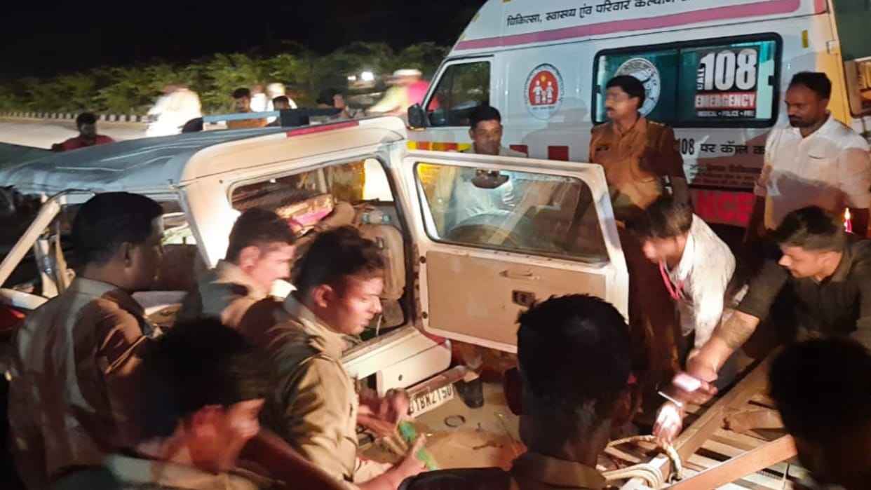 Amethi News: Bolero collided with a trailer standing on the highway, two killed
