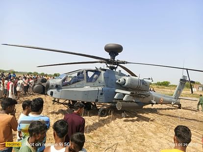 Bhind News: Indian Air Force Apache Helicopter Emergency Landing in MP's Jakhnauli Village