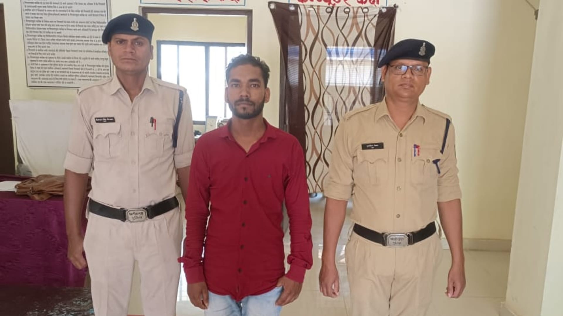 पुलिस गिरफ्त में आरोपी।