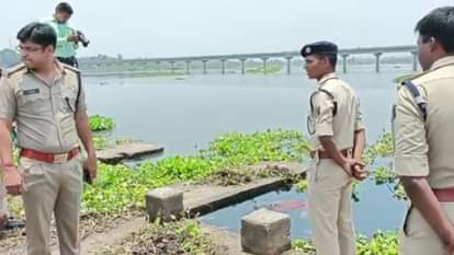 एनीकट में शव की सूचना मिलने पर पहुंची पुलिस।