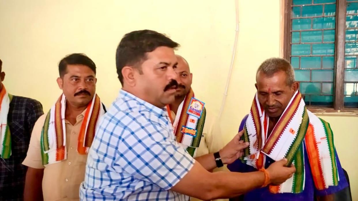 12 workers left BJP and joined Congress in chhattisgarh Bijapur