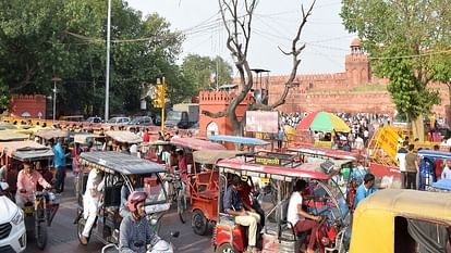 Delhi E-rickshaws are becoming the biggest reason for jam in Delhi