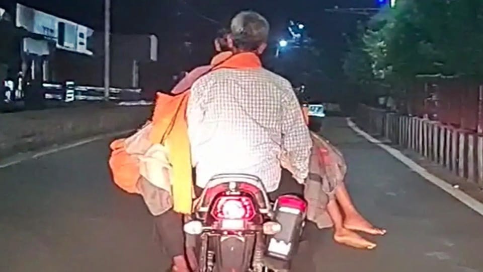 An incident in Shahdol, Madhya Pradesh shocked humanity, father carry his daughter dead body on a bike