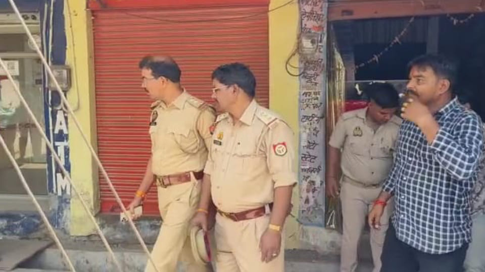 goons entered public service center In Firozabad beat operator and his brother