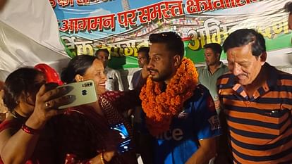 Cricketer Akash madhwal Welcome in his house roorkee after return from IPL 2023 Uttarakhand news in hindi