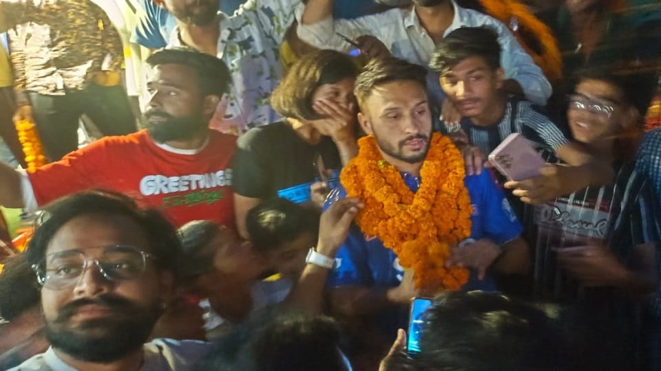 Cricketer Akash madhwal Welcome in his house roorkee after return from IPL 2023 Uttarakhand news in hindi