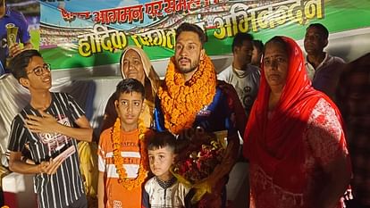Cricketer Akash madhwal Welcome in his house roorkee after return from IPL 2023 Uttarakhand news in hindi