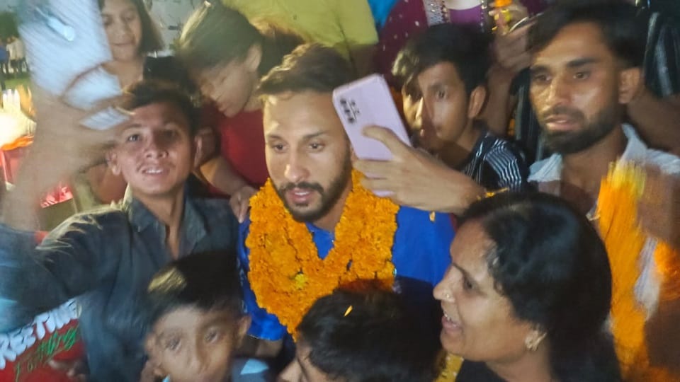 Cricketer Akash madhwal Welcome in his house roorkee after return from IPL 2023 Uttarakhand news in hindi