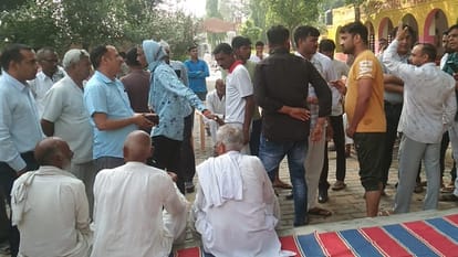 स्कूल पहुंचे ग्रामीण