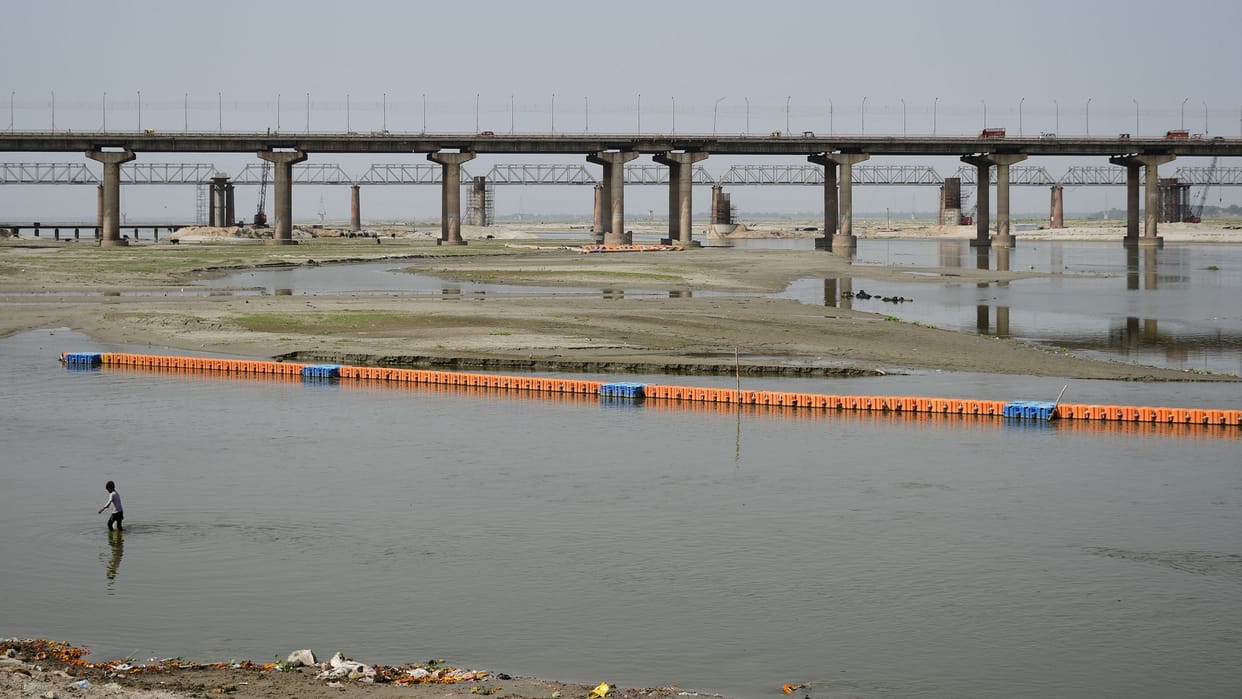Sand dunes emerged in the confined Ganga in Sangamnagari, there is no water left even for bathing