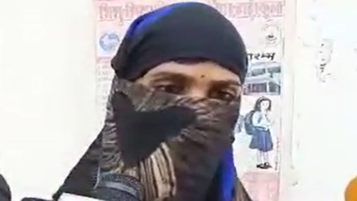 Mahoba police mercilessly thrashed the young man to make him crimes confess