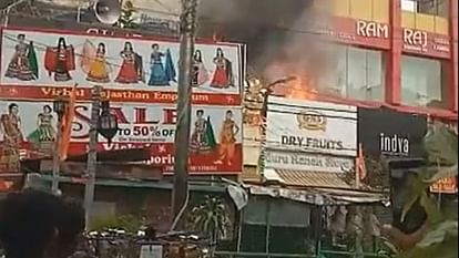Fire Breaks Out at Delhi’s Lajpat Nagar Market, Rescue Operation Underway News in Hindi