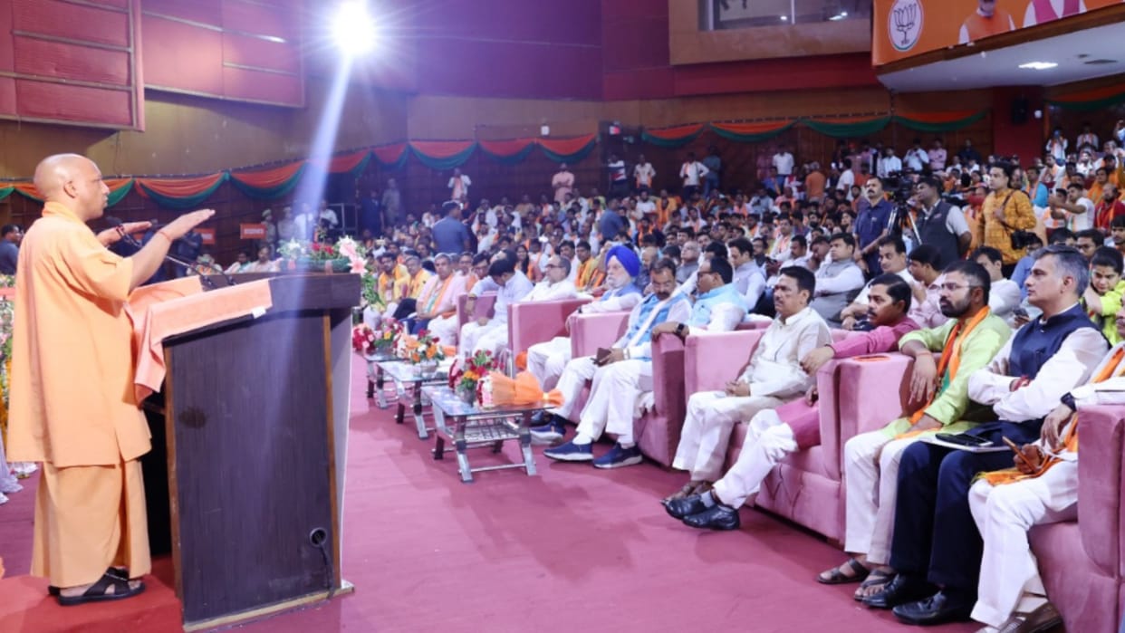 Chief Minister Yogi said: There is no scope of social media, convey the picture of changing India to the world